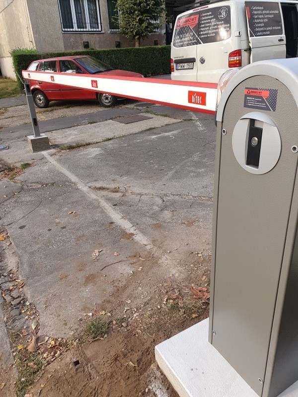 Fizető parkoló rendszerek Sorompò beszerelèsünk teljeskörű kivitelezèssel, Bp. X. ker. tàrsashàzhoz.